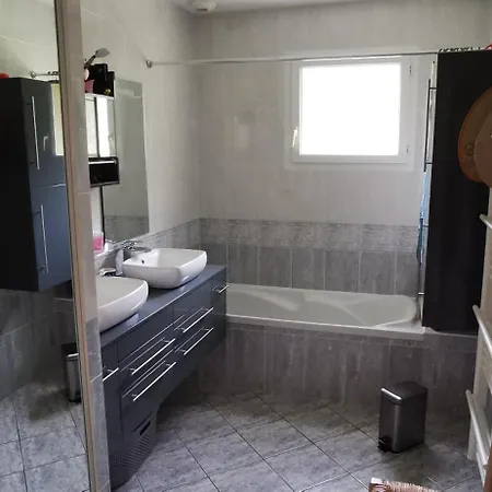 Independante, Parc Et Piscine Privee, Ramassez Vos Oeufs Coques *